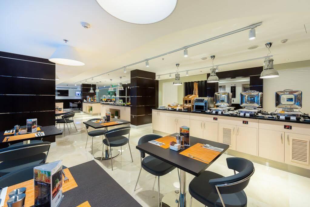 Premier Inn Doha Airport Exterior foto